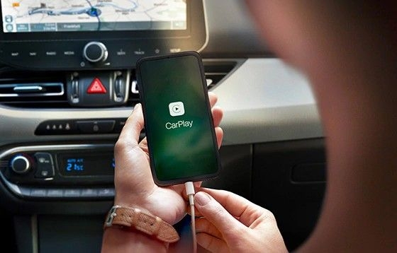 Apple CarPlay™ dhe Android Auto™.